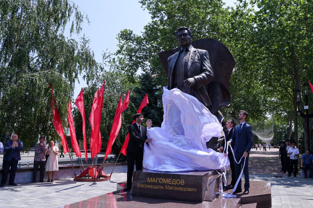 Сегодня в Дагестане стартовали торжественные мероприятия, посвящённые 95-летию Магомедали Магомедова. Сегодня в Махачкале на аллее на проспекте Гамзатова открыли памятник в его честь. Фото: пресс-служба Главы РД. ГТРК «Дагестан» www.gtrkdagestan.ru RUTUBE SMOTRIM