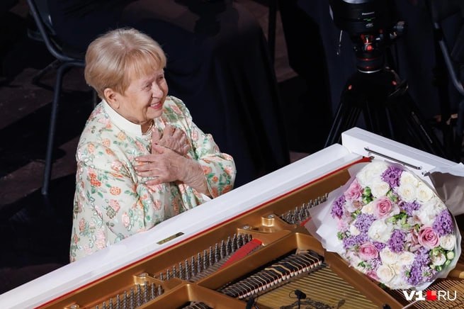 Легендарный композитор из Сталинграда почетный гражданин Волгоградской области Герой Труда Александра Пахмутова отмечает день рождения Сегодня 9 ноября ей исполняется 96 лет Губернатор региона Андрей Бочаров приехал в Москву лично поздравить знаменитую волгоградку и подарил ей шикарный букет цветов Встреча Андрея Бочарова с Александрой Пахмутовой состоялась перед ее концертом Музыка нашей любви Праздничное мероприятие в эти минуты проходит в Государственном Кремлевском Дворце в Москве передает пресс служба губернатора