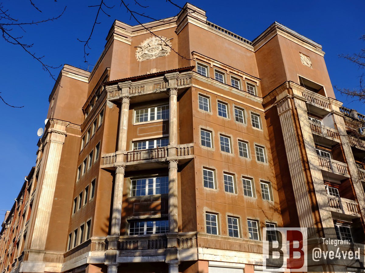 С арендатором заброшенной гостиницы Мадрид обещавшим отреставрировать памятник архитектуры расторгают договор Причина проста компания за два года ничего не сделала для реставрации объекта культурного наследия не подготовив даже научно проектную документацию говорится в ответе федерального агентства по управлению и использованию памятников истории и культуры АУИПИК депутату Госдумы от Единой России Андрею Альшевских Эту документацию согласно условиям договора должны были подготовить к 16 октября 2025 года отреставрировать одно из красивейших зданий Уралмаша обещали до 2030 года Учитывая неисполнение арендатором условий договора арендодателем направлено уведомление о расторжении договора В соответствии с уведомлением срок расторжения договора 01 12 2025 пишет АУИПИК В последние годы здание бывшей гостиницы фактически является бесхозным екатеринбургские градозащитники и общественники не раз обращали внимание на необходимость охраны его от несанкционированного доступа и вызванного им разрушения интерьеров В августе этого года Мадрид подожгли Напомним в 2023 году на торгах здание гостиницы Мадрид было сдано в аренду на 49 лет за 1 рубль в год московской компании Гранд Мадрид созданной незадолго до этого под названием Триумф ООО Гранд Мадрид на момент покупки здания принадлежало московским бизнесменам Гилалу Гуршумову и Вадиму Биньяминову в 2025 году Гуршумов вышел из числа учредителей Основным видом деятельности Гранд Мадрид согласно выписке из ЕГРЮЛ является деятельность ресторанов и услуги по доставке продуктов питания При этом Гилал Гуршумов судя по данным из ЕГРЮЛ является человеком не далёким от сферы ОКН по крайней мере он значится председателем региональной общественной организации Сохранение объектов культурного наследия города Москвы Отметим что гостиница Мадрид не единственное екатеринбургское здание в ведении АУИПИК находящееся в удручающем состоянии Агентству также принадлежит усадьба Расторгуевых Харитоновых которая хоть и эксплуатируется но давно требует реставрации Для её проведения городские и областные власти пытаются забрать здание у федерального агентства Телеграм канал ve4ved Поддержать Подписаться Прислать новость 18