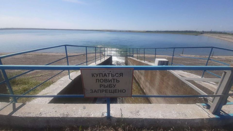 В Крыму продолжают мелеть водохранилища: что с запасами СИМФЕРОПОЛЬ, 5 июн – РИА Новости Крым. Крымские водохранилища естественного стока за май потеряли 11 млн кубометров воды, общий объем их наполнения сегодня не превышает половины. Об этом эфире радио "Спутник в Крыму" рассказали завкафедрой химических технологий водопользования "Института биохимических технологий, экологии и фармации" КФУ им. Вернадского профессор Илья Николенко и директор научно-производственной фирмы "Водные технологии" Анатолий Копачевский. По словам Николенко, тенденции маловодного периода очевидно сохранились в минувшем мае, так что к первому месяцу лета запасов воды стало меньше еще на 11 млн кубов. "Общий объем наполнения водохранилищ естественного стока составил 166 миллионов кубометров. Это порядка ... Подробнее>>>