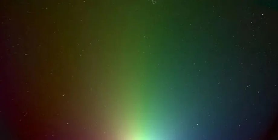 Зонд NASA для изучения Солнца сфотографировал космическую радугу в зодиакальном свете На фотографиях космического аппарата PUNCH видна красочная радуга в зодиакальном свете над Землей. Это слабое рассеянное свечение, создаваемое солнечным светом, который рассеивается частицами пыли на орбите. Подробнее читайте в нашей рубрике Фокус. Наука.
