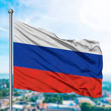 На зданиях учреждений молодежной политики будет размещаться флаг России Вступил в силу закон, который вводит новое требование об обязательном постоянном вывешивании Государственного флага РФ на зданиях государственных и муниципальных учреждений, осуществляющих деятельность по реализации молодежной политике. Также документом закрепляется норма, согласно которой государственный флаг поднимается во время массовых мероприятий, которые проводят данные учреждения. Кроме того, закон вводит новые обязательные случаи исполнения Государственного гимна РФ: при открытии и закрытии региональных, всероссийских, международных молодежных форумов, во время проводимых учреждениями молодежной политики торжественных мероприятий, посвященных государственным и муниципальным праздникам; при проведении олимпиад, интеллектуальных, творческих конкурсов, физкультурных и спортивных мероприятий, включенных в перечень, утверждаемый федеральным органом исполнительной власти.