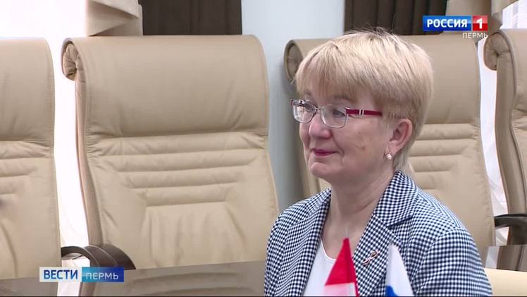 «Партия пенсионеров за социальную справедливость» подала документы на выдвижение кандидата в губернаторы «Партия пенсионеров за социальную справедливость» подала документы на выдвижение своего кандидата в губернаторы Прикамья. Их в региональную избирательную комиссию представила Людмила Караваева. Сейчас она находится на заслуженном отдыхе. А ранее, по данным из открытых источников, работала учителем истории «Конзаводской школы» в Пермском районе.