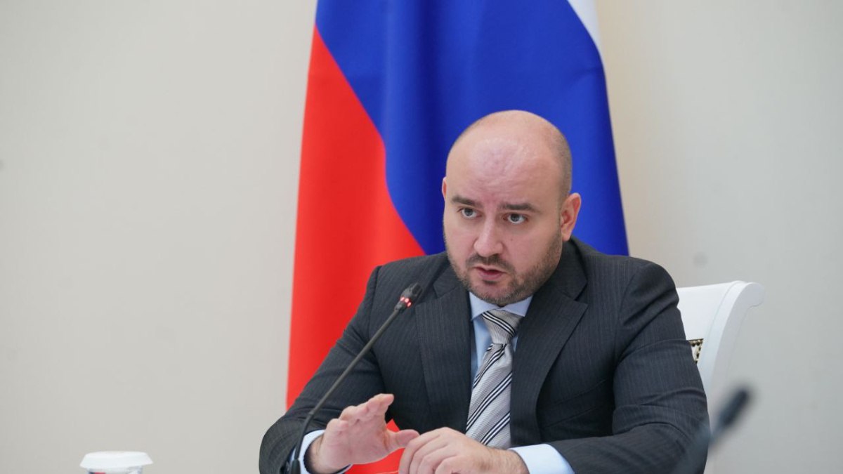 Губернатор Вячеслав Федорищев потребовал передать в правоохранительные органы данные о нарушениях в самарском ТФОМС На оперативном совещании в Правительстве Самарской области представлены результаты масштабной проверки Территориального фонда обязательного медицинского страхования ТФОМС выявившие системные нарушения в использовании средств Губернатор Вячеслав Федоришев дал поручение завершить все мероприятия связанные с проверками ТФОМС КРУ и до середины декабря 2025 года передать сводный отчет в Федеральный Фонд ОМС Генеральную прокуратуру и другие силовые структуры для привлечения виновных к ответственности Поводом для углубленного анализа деятельности фонда стало поручение главы региона данное в октябре 2025 года Совместная проверка Счетной палаты Самарской области и Федерального ФОМС за период с 2023 по I квартал 2025 года вскрыла ряд недопустимых фактов В их числе 134 случая оплаты медицинской помощи дата оказания которой была позже даты смерти пациента и 148 фактов финансирования лечения граждан призванных на срочную военную службу и временно выбывших из системы ОМС Речь идет о самых вопиющих нарушениях оплата услуг тем кто физически не мог их получить Это либо люди которых уже нет в живых либо призывники находящиеся в армии Это не просто нецелевое использование бюджетных средств это цинизм и глубокая системная прореха в контроле подчеркнул Вячеслав Федорищев Кроме того проверка установила что средняя стоимость одного случая лечения по ряду профилей в Самарской области превышает аналогичный показатель в других субъектах РФ Как доложила председатель Счетной палаты региона Ольга Крикова в области недостаточно мощностей для оказания высокотехнологической медицинской помощи из за чего пациенты вынуждены обращаться в клиники других регионов С одной стороны ТФОМС оплачивает эти услуги по более низким тарифам что формально выгодно фонду С другой для жителей области это создает дополнительное финансовое бремя связанное с проездом и проживанием Мы должны решать проблему системно увеличивая объемы ВМП внутри региона отметила Ольга Крикова Министр здравоохранения Самарской области Андрей Орлов подтвердил что проводится анализ работы фонда на основе которого будут приняты объективные решения По итогам совещания губернатор Вячеслав Федорищев поставил две ключевые задачи Завершить комплексную проверку ТФОМС и обеспечить правовую оценку до декабря 2025 года представить полный отчет и передать все материалы в Федеральный Фонд ОМС прокуратуру и силовые структуры Ликвидировать системные причины нарушений правительству региона Минздраву и ТФОМС поручено активизировать работу по созданию в области дополнительных мощностей для оказания высокотехнологической медицинской помощи чтобы снизить зависимость от других регионов и повысить доступность услуг для жителей Губернатор инициировал проведение повторной проверки Счетной палаты деятельности ТФОМС которая запланирована на IV квартал 2025 I квартал 2026 года Пресс служба Правительства Самарской области ГТРК Самара MAX lВК lОК lСАЙТ