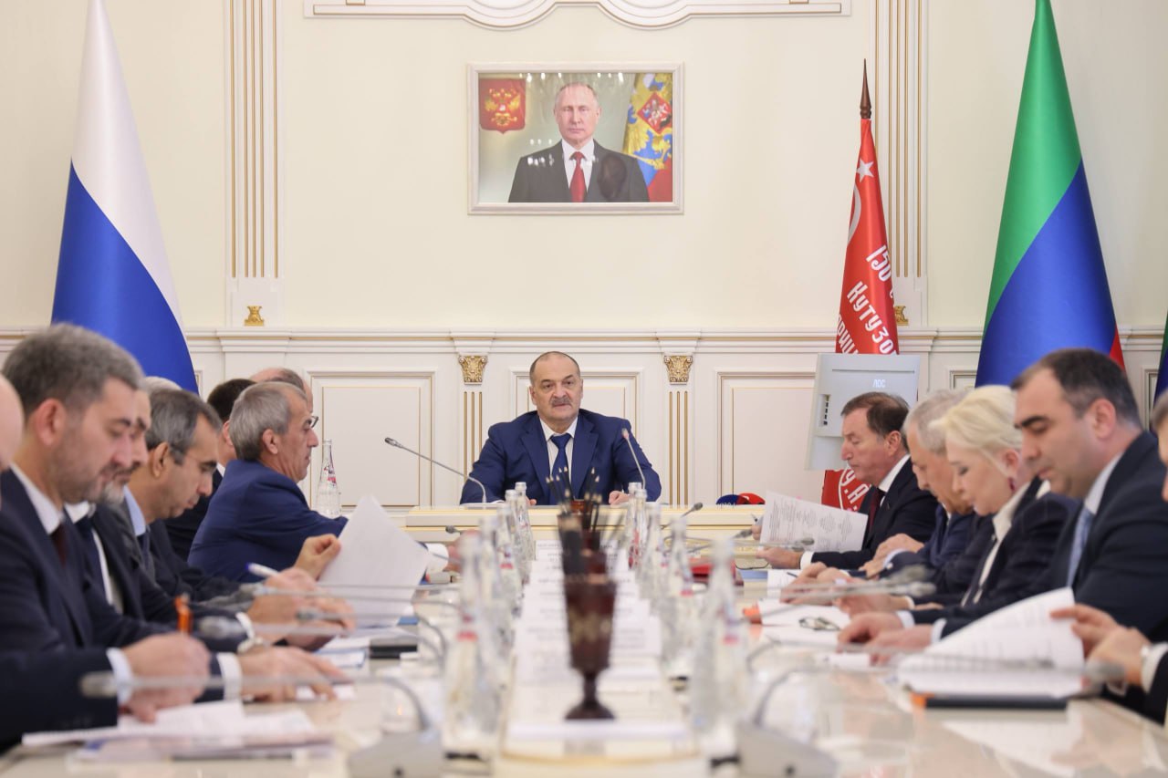 Сергей Меликов поручил разобраться в причинах срыва строительства ФАПа в селе Буршаг Агульского района Поводом для проверки стало обращение главы муниципалитета Закира Каидова который сообщил что объект не могут достроить с 2021 года Строительство ФАПа велось в рамках республиканской инвестиционной программы По итогам конкурса был заключен контракт с фирмой однако в настоящее время работы приостановлены Компания уже внесена в реестр недобросовестных На данный момент готовность объекта оценивается в 80 С 2021 года стоит это здание Люди не могут даже давление померить Около двухсот человек не могут пользоваться квалифицированной медицинской помощью вынуждены ездить в районную больницу тратить на это время деньги Нужно немедленно выяснить почему до сих пор ФАП не введен в эксплуатацию заявил Сергей Меликов Глава Дагестана поручил провести проверку деятельности как подрядной компании так и чиновников ответственных за создавшуюся ситуацию К расследованию будут привлечены эксперты министерства финансов республики