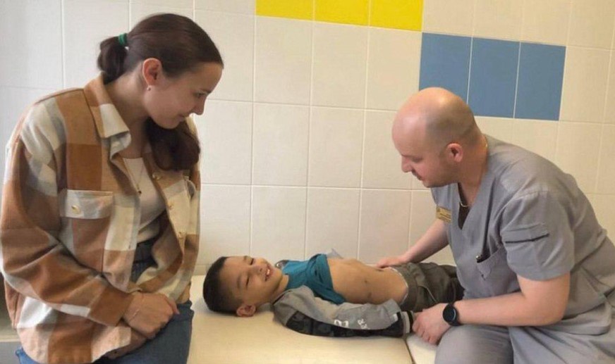 В Челябинской области помолодела желчнокаменная болезнь В Челябинске врачи первой городской больницы успешно оперируют детей с желчнокаменной болезнью, которая стремительно молодеет. Заболевание диагностируют даже у четырехлетних пациентов. «Еще два десятка лет назад такие случаи были редкостью. Сегодня их число постоянно растет. Причин несколько: неправильное питание, лишний вес, гиподинамия в том числе связанная с увлечением гаджетами и, конечно, наследственность», — говорит заведующий отделением детской хирургии ГКБ № 1 Виктор Базалий. / Прислать новость