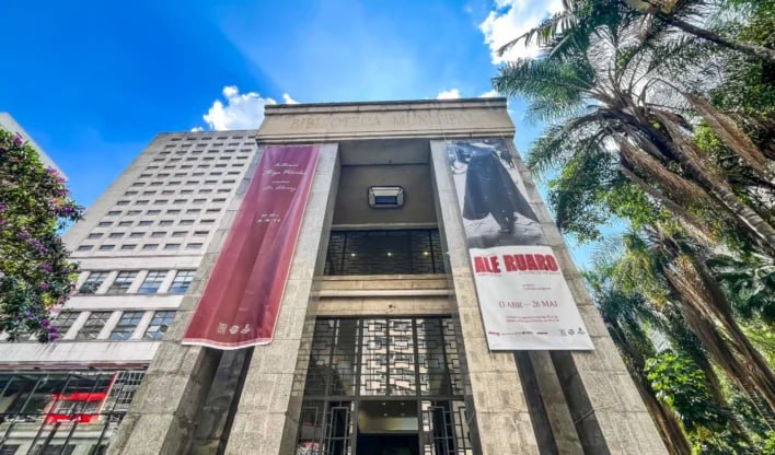 Вооружённые преступники похитили восемь гравюр Матисса из библиотеки Сан Паулу Об этом пишет NBC Всего было украдено 13 произведений искусства Среди них восемь гравюр Анри Матисса и пять Кандидо Портинари Они были частью выставки От книги к музею На данный момент ни один из идентифицированных подозреваемых не задержан полиция начала патрулирование региона Отмечается что в библиотеке работали камеры видеонаблюдения произведения искусства были застрахованы РЕН ТВ в Telegram в MAX