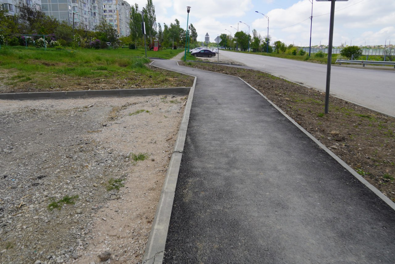 В Керчи завершилось благоустройство придомовой территории Работы выполнены у дома № 44а по шоссе Героев Сталинграда. В ходе благоустройства установлен бордюрный камень, заасфальтированы внутриквартальные проезды и тротуары. Источник: администрация Керчи #РеспубликаКрым
