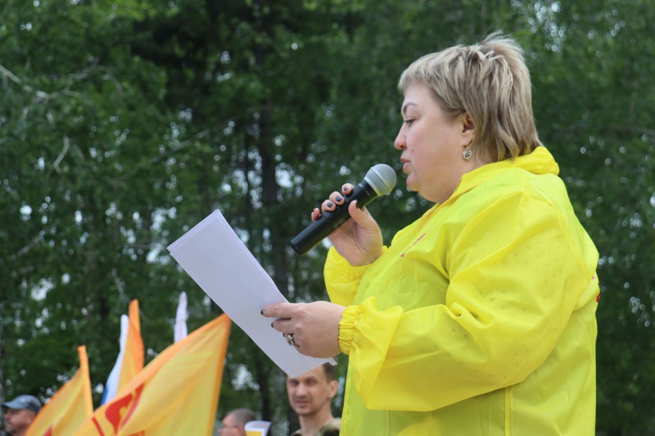 Без суда не обошлось Благодаря моему вмешательству жительница с Кривое Панкрушихинского района смогла добиться назначения досрочной пенсии Женщине по словам её супруга имеющей необходимый стаж работы было отказано в оформлении пенсии по старости Получив обращение направила запрос в прокуратуру Алтайского края В ходе проверки надзорное ведомство установило что причиной отказа стали недостающие пенсионные баллы Но отделение Социального фонда России по Алтайскому краю не учло в страховом стаже женщины несколько периодов трудовой деятельности на ООО Панкрушихинское хлебоприёмное предприятие в должности лаборанта Основанием для этого послужили исправления в трудовой книжке которые не были должным образом заверены Данное обстоятельство стало основанием для прокурора Панкрушихинского района обратиться в Панкрушихинский районный суд В интересах заявительницы было подано исковое заявление об обязании Социального фонда России по Алтайскому краю включить в страховой стаж спорные периоды трудовой деятельности Суд полностью удовлетворил требования прокурора Теперь на отделение Фонда пенсионного и социального страхования России по Алтайскому краю возложена обязанность включить в страховой стаж женщины неучтённые периоды работы в ООО Панкрушихинское хлебоприёмное предприятие Исполнение судебного решения находится на контроле у прокурора Панкрушихинского района Справедливо ДепутатБоровикова ЕвгенияБоровикова Регион22 Алтай2025 Пенсия