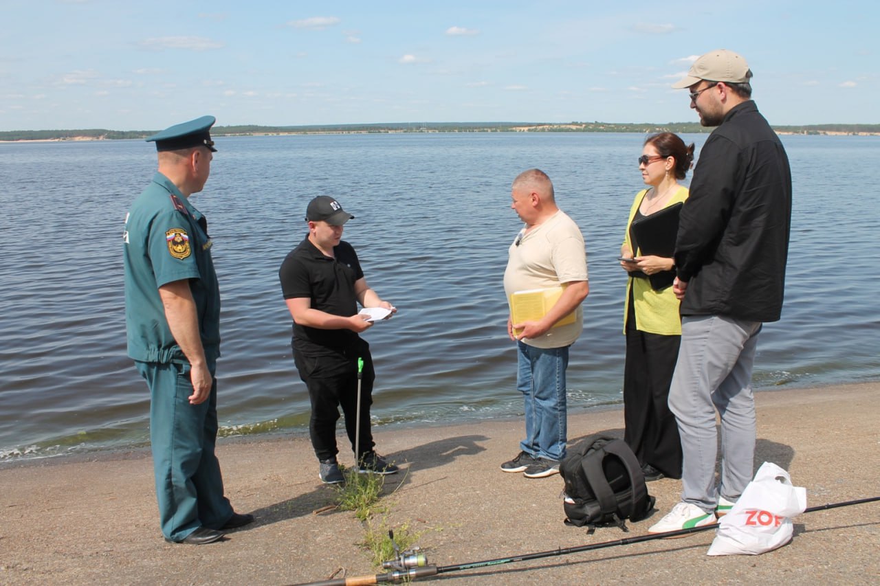 В Чебоксарах прошёл рейд по несанкционированным местам купания Летом многие горожане стремятся к воде, иногда забывая о том, что купаться можно только в специально оборудованных местах: на Центральном, Афанасьевском, Новосельском и Левобережном пляжах. На Казанской набережной купание запрещено, как и разведение костров из-за особого противопожарного режима. В рейде участвовали представители МЧС, штаба по делам ГО и ЧС, а также администрации Чебоксар. Купающихся не выявили, но предотвратили попытку разведения костра, чем уберегли отдыхающих от крупного штрафа. Горожанам раздали памятки о правилах поведения на воде и возможных санкциях. Рейды на набережной продолжатся в течение всего лета.