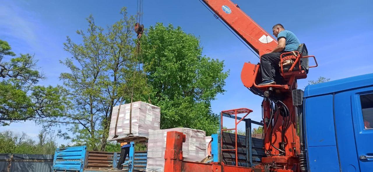 Тульские строители продолжают восстанавливать Мариуполь Рабочие региона-шефа задействовали манипулятор и перевезли брусья, цемент и кирпичи в Тульский сквер. Стройматериалы используют в восстановлении Дома творчества на Тульском проспекте. Работы планируют начать в конце мая.