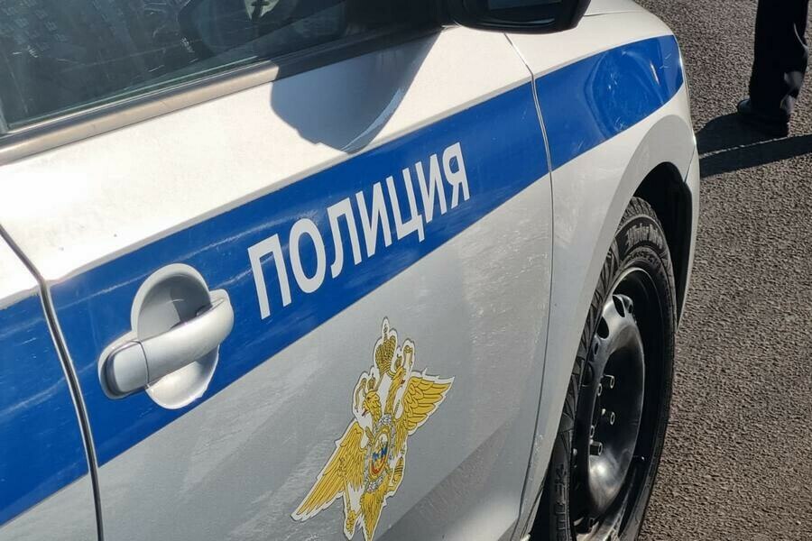Полиция нашла того кто минировал школу Благовещенска к которой спецслужбы стягивались несколько раз Правоохранители установили личность того кто сообщил о ложном акте терроризма в отношении школы областного центра Как стало известно Amur life речь идет о минировании школы 28 на Студенческой куда за прошлую неделю несколько раз стягивались спецслужбы Подробнее здесь Подписывайтесь на Amur life