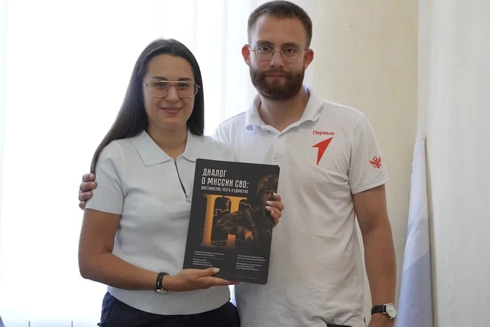 Представители Движения Первых Херсонщины посетили прифронтовые округа    Представители Движения Первых Херсонской области совершили рабочую поездку по удаленным и прифронтовым территориям. Они провели встречи с главами и заместителями Ивановского, Нижнесерогозского, Верхнерогачикского, Великолепетихского и Горностаевского округов, а также рассказали молодежи о реализованных и будущих проектах Движения, грантовой экосистеме Росмолодежь.Гранты.  «Мероприятие объединило нас и дало понять, что идеи молодежи в регионе слышат и поддерживают. Я с удовольствием прочитаю „Журнал Первых“ и теперь хочу написать свою историю для следующего выпуска журнала», — поделился Владимир Ярко, активист Великолепетихской школы № 1.  Определены планы по проведению муниципальных координационных советов в III квартале 2025 года. Основной темой станет обсуждение перспектив развития деятельности Движения Первых в новом учебном году, а также поиск инновационных способов поддержки молодежных инициатив.