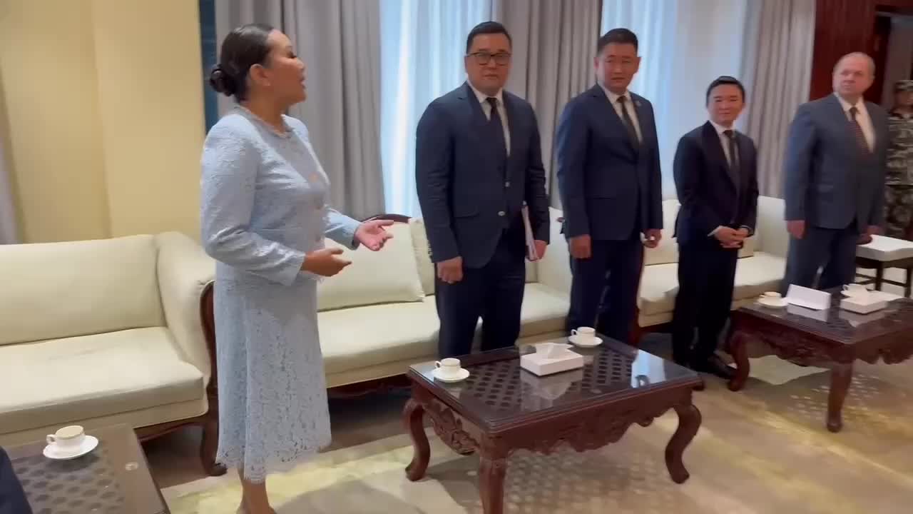 Делегация Калмыкии во главе с Бату Хасиковым встречается с премьер-министром Непала