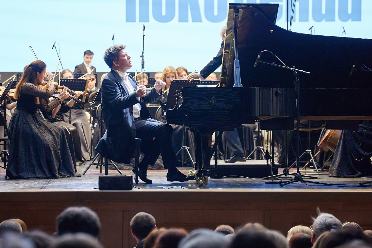 Денис Мацуев представит в Хабаровске свой музыкальный проект о диалоге творческих поколений 25 и 26 января в Большом концертном зале краевой филармонии состоится встреча молодых виртуозов с музыкантами мирового уровня На сцену выйдут лауреаты международных конкурсов Елисей Мысин Лев Бакиров Борислав Струлёв флейтистка София Виланд а также заслуженный артист России Павел Милюков В сопровождении Дальневосточного академического симфонического оркестра под управлением художественного руководителя Антона Шниткина прозвучат шедевры Чайковского Рахманинова Сен Санса Дворжака и Грига Финальным аккордом фестиваля станет Симфоджаз На этом концерте Денис Мацуев познакомит публику со своими друзьями джазменами Андреем Ивановым и Давидом Ткебучавой исполнительницей на домре Екатериной Мочаловой Музыканты исполнят традиционный джаз и импровизации на классические темы К ним присоединится новое поколение солисток которое уже покоряет музыкальные вершины В 2026 году в свой юбилейный пятый сезон фестиваль Диалог поколений при поддержке Фонда охватит 17 городов и подарит зрителям более 200 выступлений Грандиозный музыкальный марафон пройдет при поддержке президентского фонда культурных инициатив Подписывайся на Культурную волну в MAX