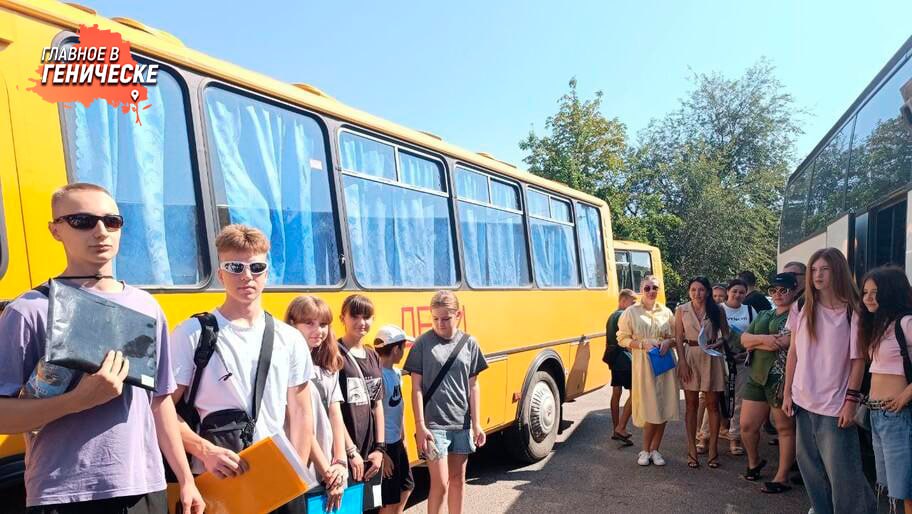 Школьники Херсонской области отправятся в детские лагери в Волгоградской области и Адыгею Одиннадцать школьников уже подали заявки в военно-спортивный лагерь «Авангард» Волгоградской области и детский оздоровительный лагерь «Лань», сообщили в администрации округа. В ходе поездки школьники посетят множество увлекательных культурных и спортивных мероприятий. Ребят ждет турнир по теннису, игры в футбол, а также соревнования для кикбоксеров.