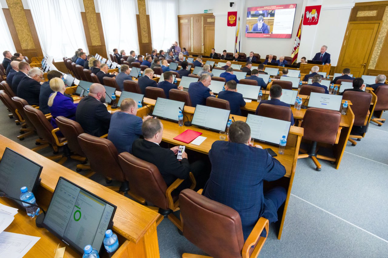 Южноуральские депутаты ЗСО изменили правила работы Сегодня состоялось последнее заседание Законодательного собрания VII созыва Завтра на Южном Урале начнутся выборы по итогам которых будет избран новый состав регионального парламента Под занавес депутаты приняли ряд изменений корректирующих правила работы парламентария В числе основных из них регламентация порядка начала исполнения депутатом полномочий на постоянной основе Будет приниматься постановление ЗСО Кроме того установлено что 1 раз в год депутат может без уважительной причины не присутствовать на заседании комитета или президиума Заксобрания В иных случаях установлен штраф в виде четверти от месячной выплаты Если же парламентарий исполняющий обязанности на постоянной основе в течение месяца без уважительной причины не посещает заседания комитета или президиума то такая ситуация может привести к прекращению исполнения полномочий Кроме того члены ЗСО уточнили порядок освобождения от должности спикера Заксобрания вице спикеров глав комитетов и их заместителей Теперь окончательное решение об инициировании процедуры может быть принято на заседании ЗСО большинством голосов zso74 eugenejut