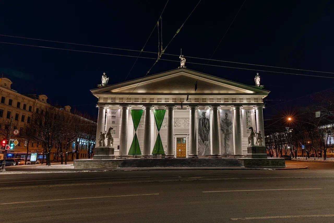 Центральный выставочный зал Манеж с 13 декабря откроет выставку Все Бенуа Всё Бенуа Межмузейный проект раскрывает феномен творческой династии Бенуа представляя энциклопедию русского искусства через более 600 экспонатов живопись графику скульптуру костюмы документы и личные вещи В центре экспозиции находится наследие Александра Бенуа Также на выставке представлены работы других членов династии и их современников В выставке участвуют свыше 60 музеев России включая Эрмитаж Русский музей и Третьяковскую галерею Фото СПб ГБУ ГТИБ Подпишись на Город в MAX