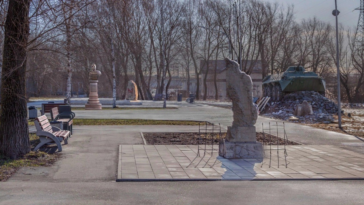 В Великом Новгороде в сквере Мужества появится мемориал и Стена памяти участникам специальной военной операции Скульптура станет собирательным образом бойца СВО Её создаст член Новгородского отделения Союза художников России Вадим Боровых являющийся автором множества городских скульптур в том числе Уставшей туристки