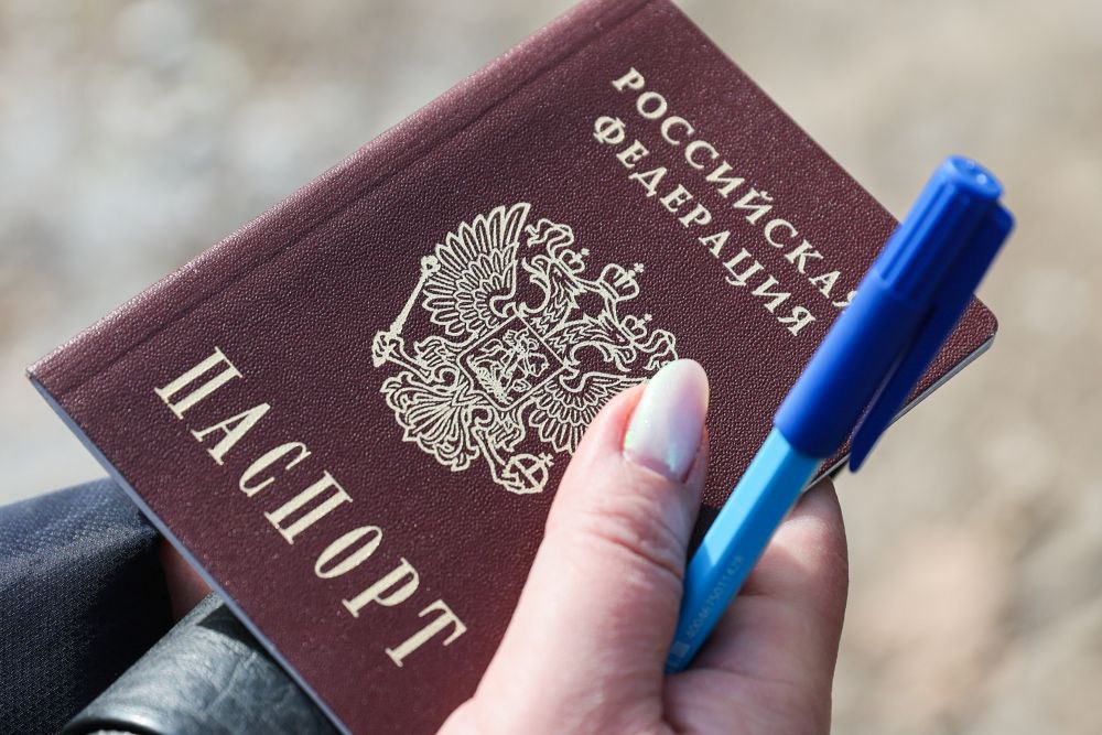 С 1 января 2026 года по желанию россиян в их паспортах будет ставиться новая отметка о номере записи единого федерального информационного регистра ИД ЕРН Об этом РИА Новости рассказал заместитель главы комитета Госдумы по бюджету и налогам Каплан Панеш По его словам это уникальный номер который станет персональным ключом человека в государственных информационных системах и сделает получение государственных и муниципальных услуг максимально простым и быстрым Панеш отметил что благодаря новой отметке человек сможет дистанционно и безопасно подтвердить свою личность и необходимые для услуги данные просто указав этот номер Тем россиянам которые захотят поставить такую отметку в своем паспорте нужно будет лишь один раз обратиться в ближайшее подразделение Главного управления по вопросам миграции МВД или в МФЦ Услуга предоставляется бесплатно Панеш подчеркнул что данная отметка в паспорте является полностью добровольной Фото ТАСС Подписаться на Российскую газету Читать нас в MAX