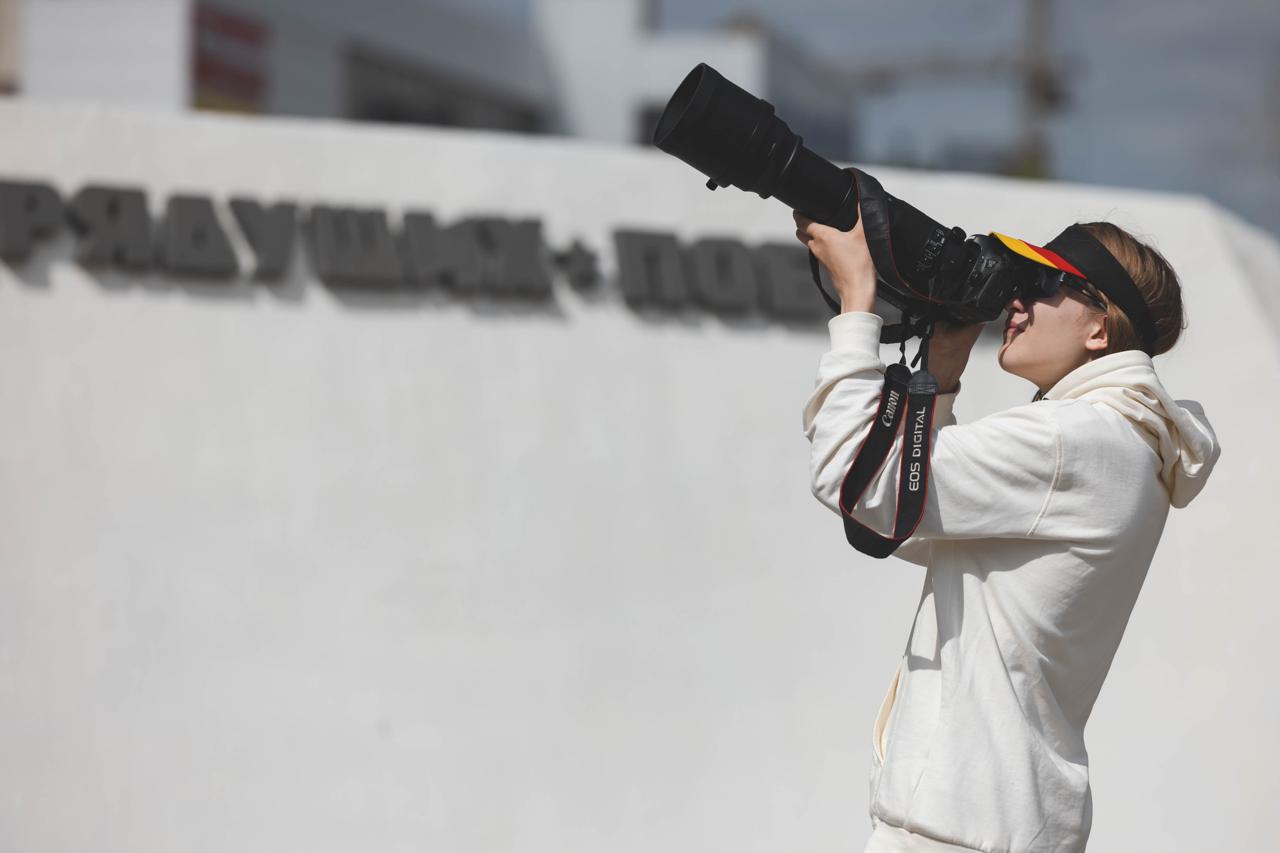 Стартовал онлайн курс по фотографии для участников проекта Территория успеха в объятиях природы Фонд АТР АЭС и программа Территория культуры Росатома подготовили для конкурсантов серию обучающих лекций от профессиональных фотографов Курс доступен в группе Фонда АТР АЭС ВКонтакте в одноименном плейлисте и состоит из 5 занятий посвященных истории фотографии жанрам съемки работе со светом и композиции кадра Наставник проекта Ростислав Машин рассказал что задача этих лекций помочь участникам муниципального этапа лучше подготовить свои конкурсные работы и повысить шансы на победу А для финалистов это возможность приехать на Экологический детский форум с единой крепкой базой по теории чтобы мы могли больше времени уделять практике К курсу предлагается файл с Контрольными заданиями файл размещен на сайте Фонда АТР АЭС в разделе проекта Выполнение этих заданий не является обязательным это скорее возможность закрепить услышанное на лекциях Однако оно может повлиять на решение жюри например при равенстве баллов выполненные задания могут стать преимуществом для участника Работы контрольного задания принимаются до 20 марта на электронную почту проекта photo konkurs anppt ru Напомним муниципальный отборочный этап проводится до 6 марта 2026 года Работы прошедшие муниципальный отбор направляются для участия в финальном международном этапе Итоги объявят 30 марта Все подробности в Положении о проекте Фондатраэс АтрАэс Росатом Росэнергоатом ТерриторияУспехаВОбьятияхПрироды ТерриторияКультуры