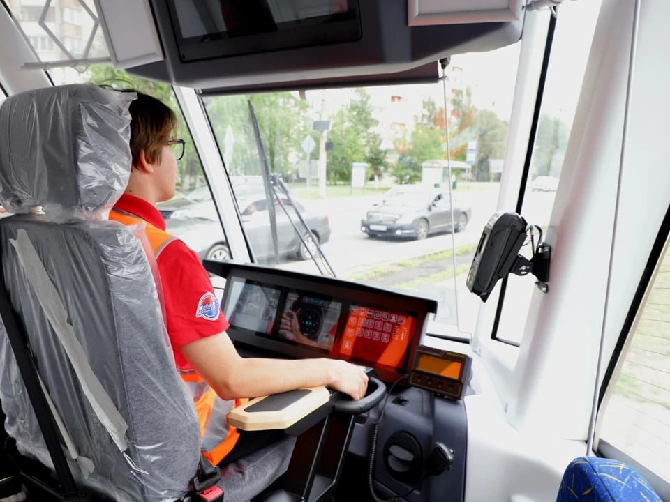 Работникам самарского ТТУ увеличат оклад на 15% с 1 июля Этим летом в Самаре улучшат условия работы в МП «Трамвайно-троллейбусное управление». С 1 июля 2025 года всем сотрудникам предприятия увеличат оклад на 15%. Об этом в своем телеграм-канале сообщил глава города Иван Носков. - Напоминаю: для тех, кто устраивается на работу в ТТУ, действуют дополнительные меры поддержки. При трудоустройстве на предприятие предусмотрена выплата в 100 тысяч рублей и еще по 50 тысяч рублей в течение года. Также предусмотрены доплаты по 15 тысяч рублей ежемесячно в течение трех лет работы, - сказал мэр. Сейчас на предприятии запустили профориентационный проект, в рамках которого там уже побывали студенты строительно-энергетического колледжа.
