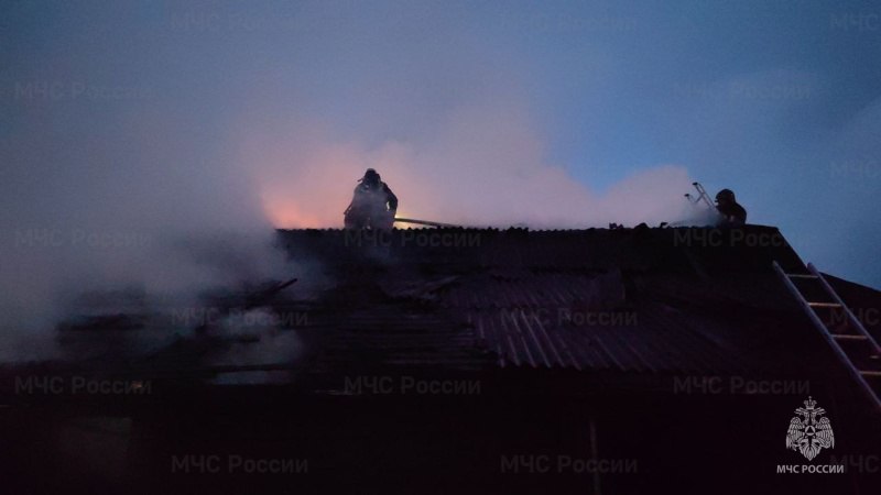 Пожарные ликвидировали возгорание в Долинском районе   20 февраля в 04:41 диспетчеру Долинского пожарно-спасательного гарнизона поступило сообщение о возгорании одноэтажного частного дома в с.Быков на ул. Лесозаводская, 46. Первый пожарный расчет прибыл через 7 минут. К моменту прибытия огнеборцев открытым пламенем горела крыша дома на площади 30 квадратных метров.   В 07:05 возгорание было локализовано, а в 08:15 полностью ликвидировано. В тушении участвовали 7 человек и 2 единицы техники пожарно-спасательной службы Сахалинской области. Погибших и пострадавших нет. Причины возгорания устанавливаются.