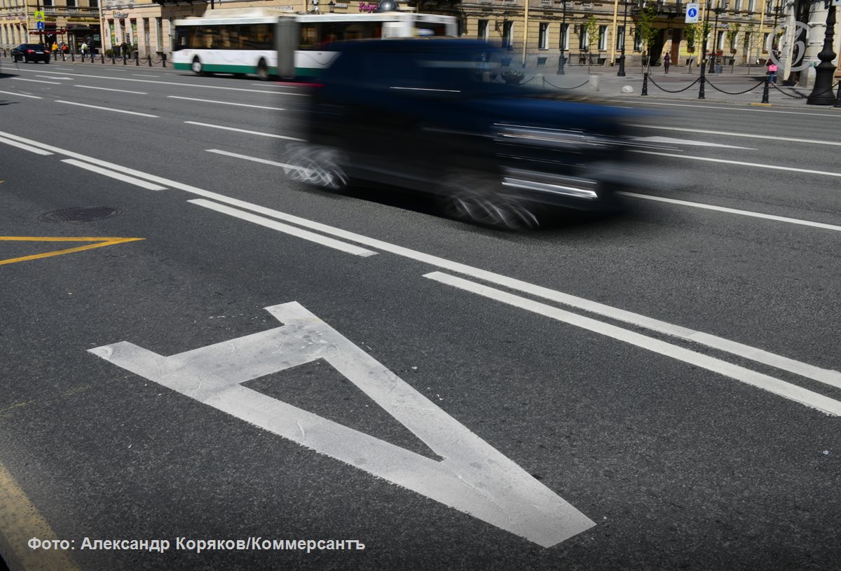 Правительство по данным Ъ хочет разрешить регионам допускать на выделенные полосы туристические и другие виды автобусов обслуживающие массовые мероприятия Сегодня правом езды по выделенкам обладает транспорт перевозящий школьников и пассажиров городских маршрутов Участники туррынка идею поддерживают обращая внимание на то что для реализации закона нужен федеральный реестр туристических автобусов он позволит исключить оформление ошибочных штрафов с дорожных камер Ъузнал