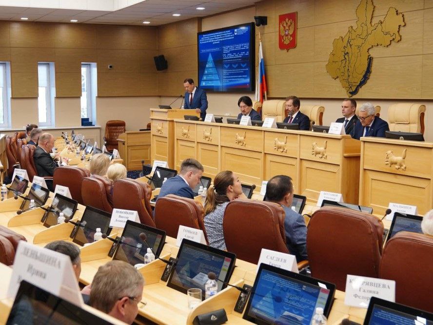 Круглый стол по вопросам детского здоровья прошел в Иркутске с участием депутатов Госдумы. На совещании обсудили повышение качества оказания медицинской помощи детям. В частности, речь шла о строительстве нового здания областной детской больницы. Планируется, что новое здание детской больницы примет первых пациентов в 2029 году. Как отметил спикер ЗС Александр Ведерников, современный корпус детской больницы станет локомотивом прогресса в детской хирургии. В этом вопросе область рассчитывает на поддержку депутатов Госдумы.