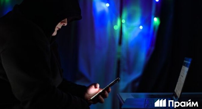Мошенники стали использовать чат бот в Telegram замаскированный под Госуслуги и Роскомнадзор Злоумышленники добавляют жертву в фейковый чат где пытаются убедить человека что у аферистов есть доверенность на их имя Затем пользователя перенаправляют в другой чат требуя сообщить код из шести цифр якобы для входа в Госуслуги выяснило РИА Новости После этого жертву убеждают что ее личный кабинет в госсервисе взломан а со счета переводят деньги террористам Теперь по их словам пользователю якобы грозит уголовная ответственность Конечная цель аферистов заставить жертву перечислить средства на безопасный счет или передать их курьеру Чтобы защититься от обмана рекомендуется установить запреты приглашения в чаты от незнакомцев не переходить по подозрительным ссылкам и не передавать коды Подписывайтесь на ПРАЙМ в МАХ