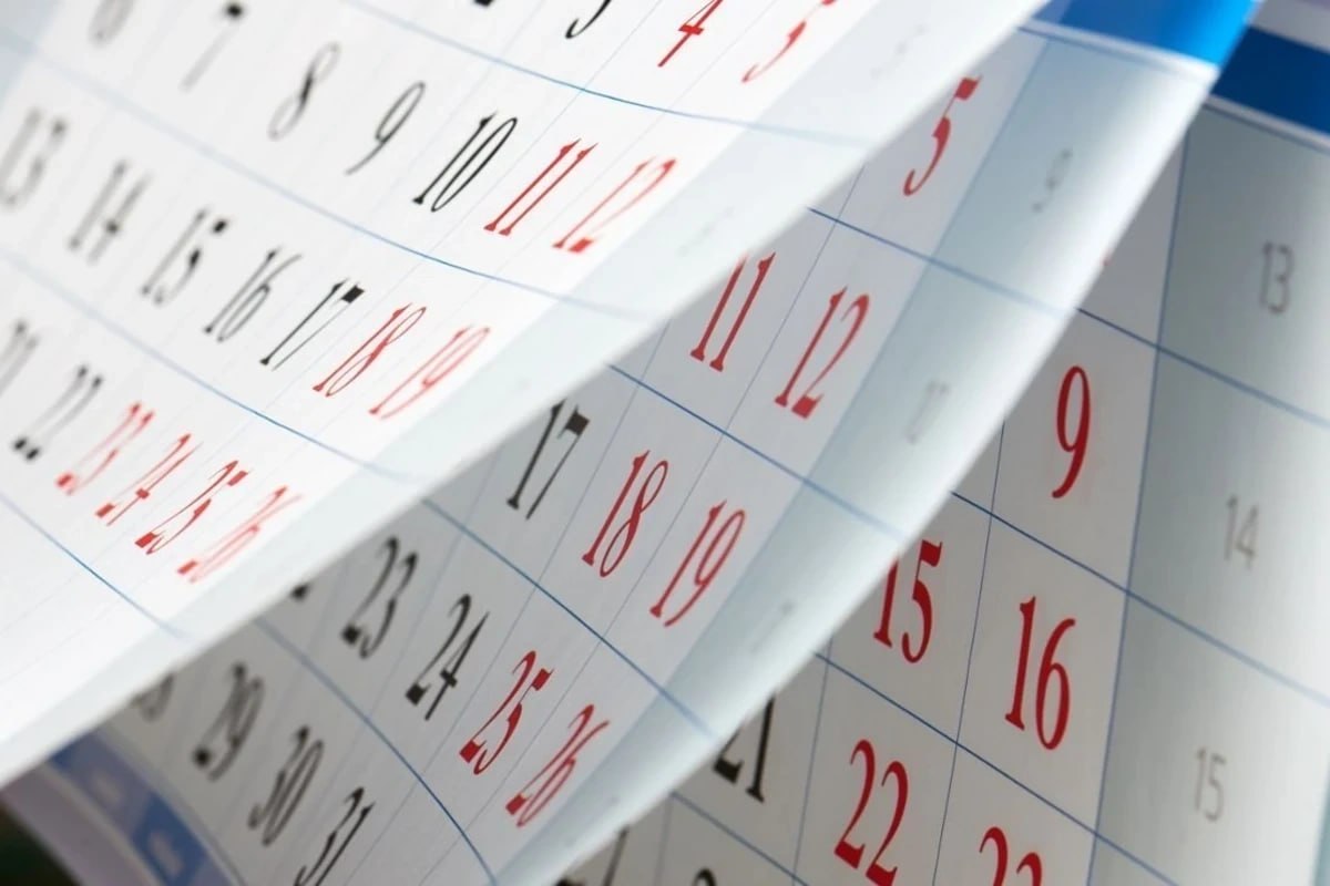 Коллегия Министерства труда и социальной защиты населения утвердила нормы рабочего времени и производственный календарь на 2026 год Как сообщает Oxu Az со ссылкой на ведомство в норме рабочего времени на 2026 год указывается что согласно Трудовому кодексу и постановлению Кабинета министров Об определении дней праздников Новруз Рамазан и Гурбан на 2026 год от 2 декабря 2025 года 362 следующие дни в 2026 году не считаются рабочими 1 2 января Новый год 20 января День всенародной скорби 8 марта Женский день 20 21 22 23 24 марта Новруз байрамы 20 21 марта Рамазан байрамы 9 мая День победы над фашизмом 27 28 мая Гурбан байрамы 28 мая День независимости 15 июня День национального спасения азербайджанского народа 26 июня День Вооруженных сил Азербайджана 8 ноября День Победы 9 ноября День государственного флага Азербайджана 31 декабря День солидарности азербайджанцев мира В соответствии с Трудовым кодексом и постановлением Кабмина в 2026 году являются выходными при пятидневной рабочей неделе 9 25 26 27 30 марта 11 29 мая 10 ноября при шестидневной рабочей неделе 25 26 марта 29 мая 10 ноября Отметим что в феврале 2026 года 28 календарных дней а в году 365 календарных дней   Новости Азербайджана Написать нам ruoxuaz НерабочиеднивАзербайджане КабинетминистровАзербайджана Министерствотрудаисоциальнойзащитынаселения