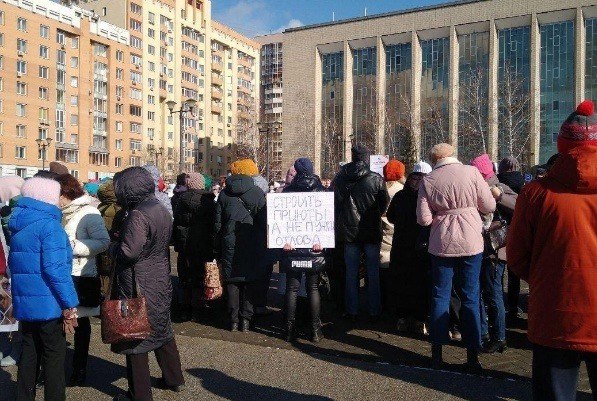 Сотни новосибирцев вышли на митинг против закона об умерщвлении животных  В Новосибирске в субботу, 22 марта, проходит согласованный мэрией митинг против поправок в закон «Об ответственном обращении с животными». По оценкам корреспондента BFM-Новосибирск, на площади Пименова собрались несколько сотен человек. Среди участников – не только жители города, но и люди из близлежащих населённых пунктов, включая Линёво и Искитим.  Зоозащитники протестуют против законопроекта № 853484-8, внесённого в Госдуму 28 февраля — спустя несколько дней после трагедии в Ставропольском крае, где в результате нападения собак погиб ребёнок. Документ предлагает изменить правила работы с бездомными животными, передав регионам право устанавливать предельный срок содержания таких животных в приютах. По истечении этого срока их могут подвергнуть эвтаназии, тогда как сейчас отловленных животных стерилизуют, лечат и выпускают обратно, если не удаётся найти им хозяев.  Противники инициативы считают, что такие меры приведут к массовому убийству животных и не решат проблему бездомных собак и кошек.    Сиб.фм; фото BFM-Новосибирск