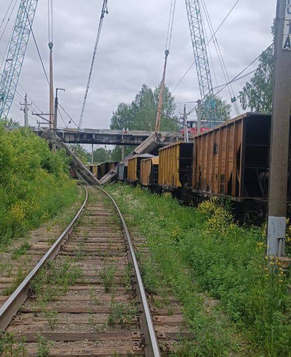 В Пермском крае во время капитального ремонта балка путепровода рухнула на товарный поезд и контактную сеть. Есть соблазн объявить собственное разгильдяйство терроризмом.