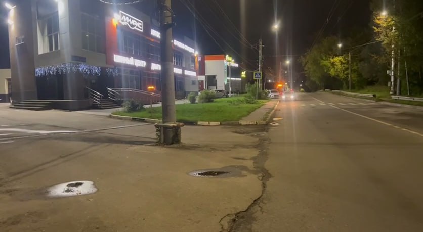 Пятеро подростков перевернулись на машине на улице Генерала Ивлиева сегодня ночью Водитель Киа Спортейдж не справился с управлением В аварии пострадали двое 17 летних подростков один 13 летний и девочка 15 ти лет Предварительно за рулем был их несовершеннолетний друг С места ДТП водитель сбежал сейчас его ищут Подпишись Предложи новость