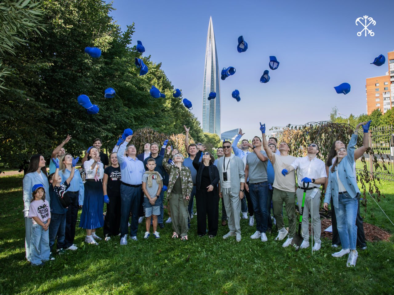 Стартовал сезон осенних посадок деревьев — работы по озеленению прошли в парке 300-летия Петербурга.  К специалистам Комитета по благоустройству присоединились сотрудники одной из петербургских компаний, а также тренер «Зенита» Сергей Семак. Вместе высадили 35 плакучих декоративных яблонь — саженцы продолжили заложенную в прошлом году аллею вдоль Приморского проспекта.  Этой осенью сады и скверы города украсят 5,6 тысяч новых деревьев и около 30 тысяч кустарников. Поучаствовать в озеленении смогут и жители в рамках месяца по благоустройству — он стартует в октябре.