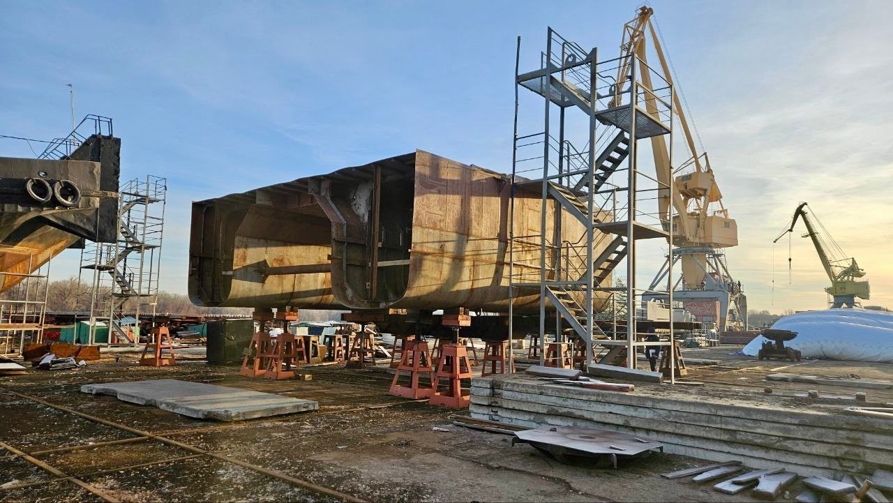 Началось формирование корпуса второго катамарана проекта 04790 Соммерс L ЗАО Нефтефлот приступило к формированию на стапеле основного корпуса пассажирского катамарана Соммерс L строительный номер 111 Контракт на строительство двух современных катамаранов проекта 04790 был подписан 9 декабря 2022 года между ЗАО Нефтефлот и АО ГТЛК Потенциальным лизингополучателем судов является ООО Нева Тревел Судно длиной около 38 м шириной около 9 5 м оборудовано двумя двигателями по 405 кВт будет способно развивать скорость не менее 10 узлов Пассажировместимость 300 человек Нефтефлот ЗАО Форсс Технологии ООО Нева Тревел ООО 04790 Соммерс L