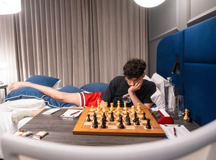 И все таки он выбыл Фирузджа принял непростое решение Организаторы Grand Chess Tour сообщают о том что Алиреза Фирузджа принял непростое решение сняться с турнира Super Chess Classic Romania 2026 из за травмы лодыжки Алиреза прокомментировал это так К сожалению из за травмы лодыжки полученной по ходу турнира я решил сняться с соревнования Благодарю организаторов за поддержку и созданные условия а также спасибо всем кто следил за партиями Желаю игрокам и организаторам всего наилучшего в оставшейся части турнира Мы благодарим Алирезу за его усилия продолжать выступление несмотря на травму и желаем ему скорейшего восстановления Надеемся вскоре снова увидеть его за шахматной доской отмечают в GCT Фирузджа сыграл 5 партий из 9 его результаты сохранятся в таблице А Кеймер Йорден Со и Дяк получат плюс Остается интрига успеет ли Алиреза восстановиться до Norway Chess который стартует через несколько дней