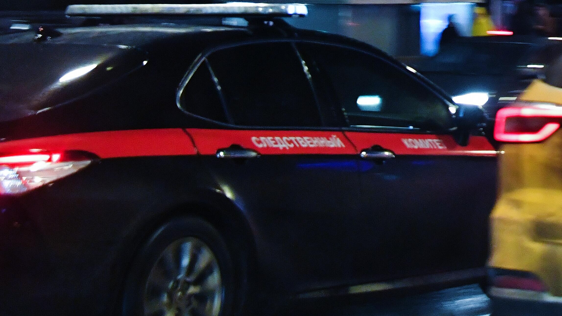 Двух сестер из Санкт Петербурга которых искали в 15 регионах России нашли вместе с матерью во Владимирской области сообщили в городском управлении Следственного комитета Во взаимодействии с оперативными сотрудниками проведен ряд следственных действий и оперативно разыскных мероприятий направленных на установление местонахождения женщины и двух ее дочерей в результате которых последние обнаружены во Владимирской области рассказали там Их жизни и здоровью ничего не угрожает Причины и обстоятельства произошедшего устанавливают Поисковики отряда ЛизаАлерт начали поиск 11 летней и 18 летней сестер 9 февраля по заявке отца Как уточняли в оперативных службах предположительно они вместе с матерью находились в секте Царская империя в Ульяновской области Эту информацию проверят следователи