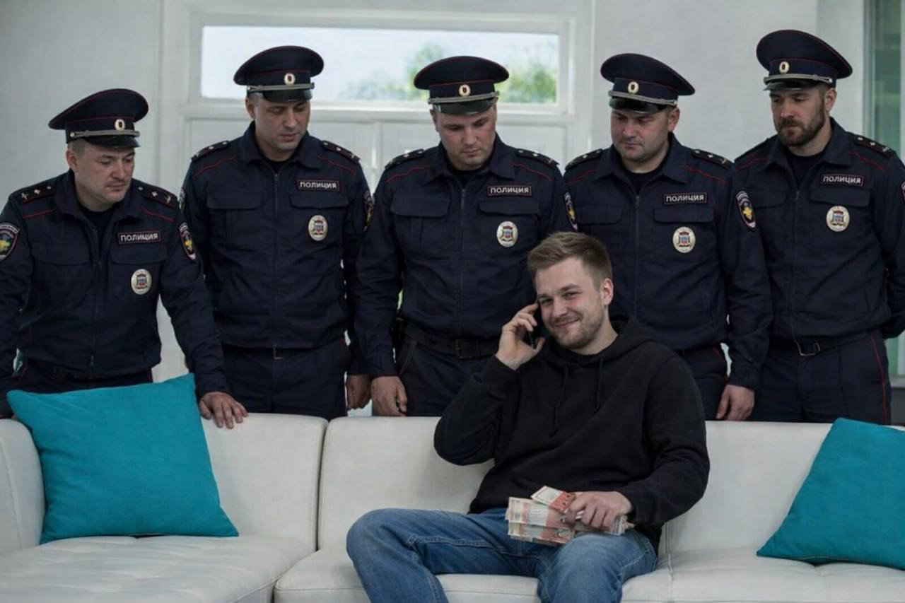 Мошенники начали массово вымогать деньги у людей с помощью ИИ порно предупреждает МВД Скамеры звонят под видом коллекторов и требуют деньги угрожая распространением фейковых изображений Схема простая человека запугивают голыми ИИ картинками которые якобы уже готовы к публикации и давят на страх репутационных последствий для него самого и близких Злоумышленники создают ощущение срочности и давления вынуждая жертву действовать быстро и без проверки информации На крючок уже попались сотни людей Не ведемся exploitex