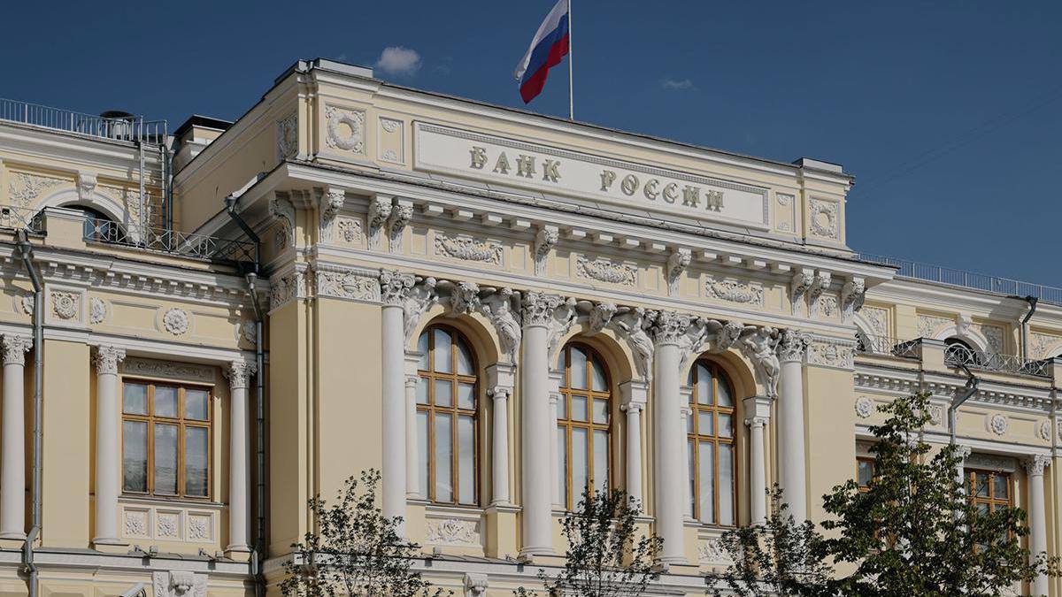 Банк России прорабатывает с Минфином возможность отключения от ипотечных госпрограмм банков, взимающих комиссии с застройщиков В конце 2024-го — начале 2025 года маржинальность льготной ипотеки для банков снизилась из-за роста стоимости привлечения денежных средств. На этом фоне кредитные организации стали вводить совместные схемы с комиссией от застройщика, которые предполагают завышение стоимости жилья, поясняет ЦБ. «Банк России, в свою очередь, прорабатывает с Комитетом по стандартам деятельности кредитных организаций возможность внесения дополнительных ограничений в стандарт защиты законных прав и интересов ипотечных заемщиков, а с Минфином России — возможность отключения от госпрограмм банков, взимающих комиссии с застройщиков», — отметил регулятор.
