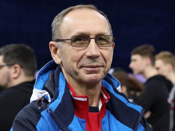 3 ноября в Курчатове откроют памятник человеку легенде заслуженному тренеру России Ильдару Мавлютову Монумент который расположится у спортивного комплекса Энергетик станет данью уважения основателю знаменитой курской школы фехтования воспитавшему плеяду чемпионов Приехав в 1983 году в город Курчатов он на пустом месте создал фехтовальную школу которая сегодня известна во всем мире Разработал эффективную методику обучения фехтованию и вырастил спортсменов достигших высочайших результатов на Олимпийских играх чемпионатах мира и Европы Среди них Инна Дериглазова Евгения Ламонова Владислав Мыльников Дмитрий Жеребченко Яна Рузавина Юлия Бирюкова Кристина Самсонова Екатерина Кажикина Ольга Лобынцева Легендарный тренер ушел из жизни в возрасте 68 лет в 2021 году Инициатива по увековечивания памяти выдающегося тренера была реализована благодаря поддержке Курской АЭС которая выделила средства на создание монумента Автором скульптурной композиции выступил известный российский скульптор заслуженный художник РФ Владимир Бартенев