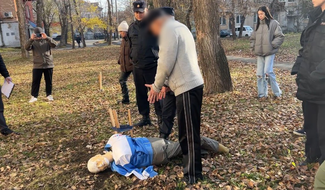 Челябинские полицейские раскрыли серию убийств двадцатилетней давности Сотрудники ГУ МВД по Челябинской области смогли раскрыть серию убийств и ограблений женщин совершённых в период с 2004 по 2007 год К работе над делами привлекались наиболее опытные сотрудники уголовного розыска В ходе досконального изучения материалов дел удалось выяснить что ко всем нападениям причастен один и тот же человек Мужчина наносил жертвам множественные травмы после чего похищал их имущество Благодаря свежему взгляду правоохранители смогли установить пользователя одного из похищенных мобильных телефонов была опрошена свидетель кондуктор которая запомнила преступника по следам крови на руках В итоге полицейские вышли на след мужчины 1968 года рождения Он был незамедлительно задержан по ходатайству следователя регионального управления СК Подозреваемый помещён в СИЗО По завершении всех следственных действий фигуранту предъявлено обвинение в совершении ряда преступлений предусмотренных пунктом з части 2 статьи 105 Убийство и пунктом в части 4 статьи 162 Разбой УК РФ добавили в пресс службе ГУ МВД по Челябинской области eugenejut