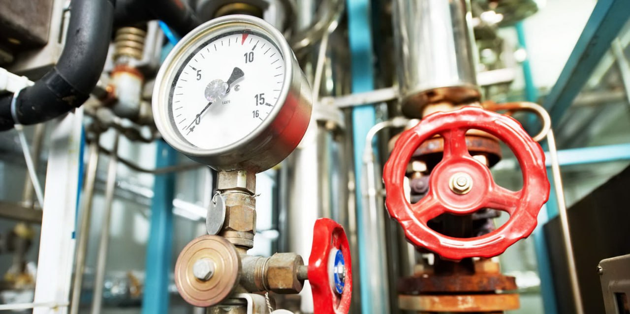 Котельную в Вичуге Ивановской области оснащают новым оборудованием В Вичуге по региональной программе модернизации коммунальной инфраструктуры новым оборудованием оснащают котельную 7 Проводимые мероприятия позволят повысить качество поставляемого коммунального ресурса для более 4 5 тыс жителей города Котельная на ул Виноградовых обеспечивает теплом более 4 5 тыс человек в домах на близлежащих улицах По областной программе здесь установили современный водогрейный котел и газовую горелку монтируют дымоход Предварительно рабочие выполнили демонтаж старого оборудования и сделали бетонный фундамент с закладными конструкциями для дальнейшего монтажа котлов и дымовой трубы Впереди установка второго водогрейного котла и обвязка пуско наладочные работы Отметим работы по техническому перевооружению котельной подрядчик проводит без отключения потребителей Перевести источник теплоснабжения на новое оборудование планируют в конце 2025 года