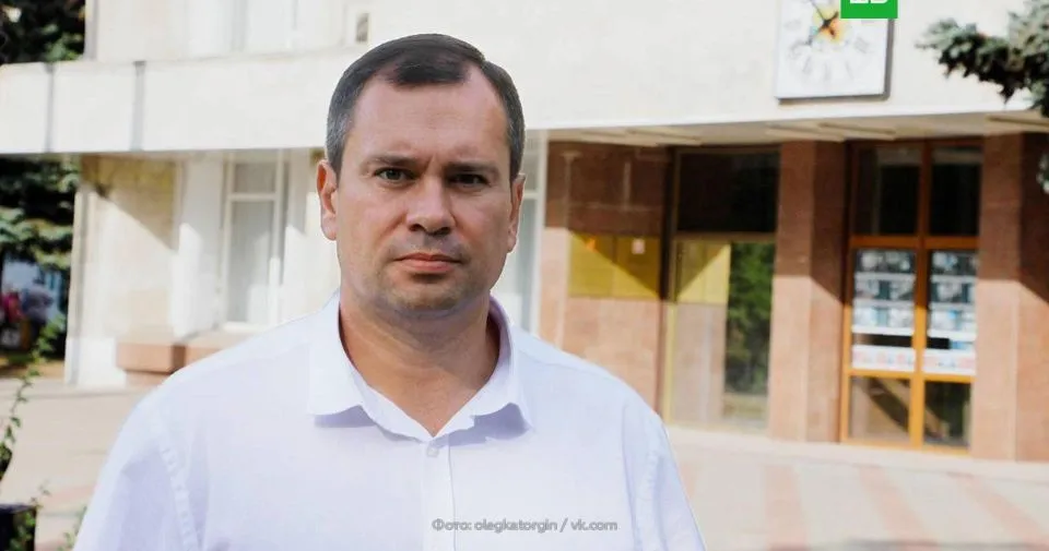 Ушел в отставку глава Керчи Каторгин Глава администрации Керчи Олег Каторгин написал заявление об увольнении по собственному желанию Об этом сообщил в Telegram глава Крыма Сергей Аксёнов Он отметил что в республике продолжается работа по ротации кадрового состава в том числе на муниципальном уровне Аксёнов добавил что приоритет властей Крыма повышение эффективности системы управления Каких либо подробностей об увольнении Каторгина глава Крыма не привел Каторгин стал главой администрации Керчи осенью 2025 года До этого с июня 2024 года по октябрь 2020 го был исполняющим обязанности главы В администрации Керчи работал с 2014 года До 2024 года был начальником управления по правовым вопросам Затем два месяца занимал пост замглавы админис Подробнее