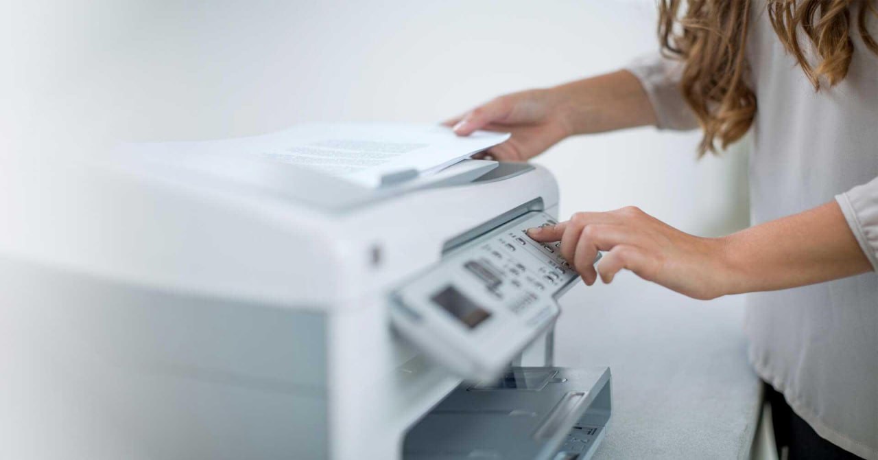 Бывшая Xerox в России занялась созданием собственной техники    «Техноэволаб»  до октября 2023 года — «Ксерокс  СНГ »  разработала печатную технику и начнет ее продажи в России под собственным брендом, рассказал совладелец компании Антон Бородихин. Речь идет о принтере и многофункциональном аппарате для частного использования и малого бизнеса. Их производит зарубежная фабрика. Первые контейнеры с продукцией должны поступить в Россию в начале сентября, продаваться она будет в торговых сетях и на маркетплейсах.   Компания намерена расширить собственную линейку продукции, чтобы закрывать любые потребности клиентов. Подчеркивается, что хотя техника пока не может называться российской, в ее разработку вложены значительные ресурсы. Продукция проектировалась виртуально с четким учетом потребностей российского рынка.  Параллельно с развитием собственной линейки компания продолжает дистрибьюторскую деятельность, в частности поставки оборудования китайских производителей Avision и Founder.