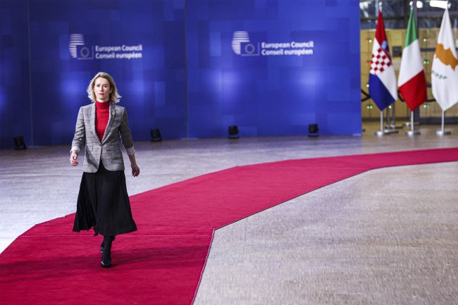 Кая Каллас вызвала раздражение в ЕС разговором об активах России Как сообщает портал Euractiv ссылаясь на свои источники глава евродипломатии провела встречу с парламентариями из Европейской народной партии в ходе которой настаивала на использовании Евросоюзом российских активов для предоставления кредитов киевскому режиму Стоит напомнить что Бельгия считает эту идею неприемлемой Она спросила чем Бельгия так обеспокоена В какой суд обратилась бы Россия Какой судья бы принял решение в пользу России сообщил один из источников Euractiv Другой собеседник портала рассказал что Каллас высказывалась о Бельгии в снисходительной манере Сообщается что еврочиновница даже заявила что она якобы лучше бельгийцев понимает Россию так как она эстонка  Ранее официальный представитель МИД РФ Мария Захарова подчеркнула что Западу никто не выдавал доверенность на пользование российскими активами равно как и не существует никакого решения по этому вопросу со стороны действительно авторитетного суда Захарова добавила что этими счетами может распоряжаться только сама Россия Подписаться на Российскую газету в Читать нас в MAX