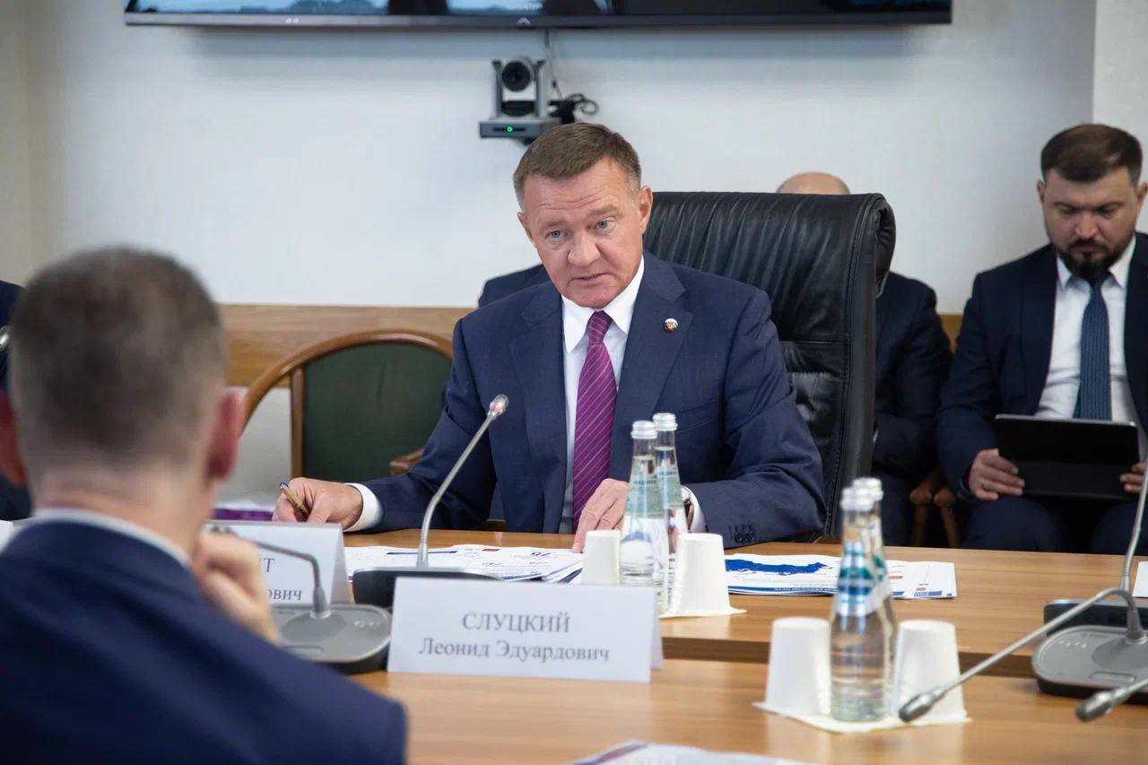 Итоги работы транспортного комплекса в 2024 году и планы на 2025 год глава Минтранса Роман Старовойт обсудил на встрече с фракцией ЛДПР В своей речи глава ведомства отметил итоги работы по всем транспортным направлениям, и подробно остановился на инфраструктурных и цифровых проектах. Также приоритетом нашей работы остается транспортная безопасность. В 2024 году на Крымском мосту досмотрено более 3 млн транспортных средств. Уже заработали подготовленные по поручению Президента Российской Федерации Владимира Владимировича Путина новые национальные проекты «Эффективная транспортная система» и «Инфраструктура для жизни». Успех этих проектов станет драйвером развития экономики и новой вехой модернизации транспортной инфраструктуры, поэтому для Минтранса это приоритетная задача. «Нам предстоит оптимизировать всю транспортную систему России, наращивать пропускную способность международных транспортных коридоров, активно внедрять цифровые сервисы, устранять регуляторные и инфраструктурные ограничения и сокращать транспортно-логистические издержки для бизнеса», — отметил Роман Старовойт в докладе о планах на ближайший год. Команда Минтранса благодарна коллегам из фракции ЛДПР за плодотворную работу. Депутаты на встрече затронули важные для отрасли вопросы, которые мы продолжим решать совместными усилиями. Написать нам