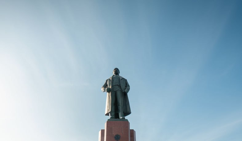 Власти Ревды отказали КПРФ в возвращении памятника Ленину в центр города  Споры из-за месторасположения монумента не прекращаются с прошлого года. Изначально городские власти заявляли, что памятник Владимиру Ленину демонтировали для реставрации, но позднее стало известно о его переносе на окраину города. Более того, на старом месте, на центральной площади, по инициативе местных промышленников запланировали провести реконструкцию и установить фонтан. При этом «меценаты» поставили условие, что оплатят работы только если памятник вождю мирового пролетариата будет убран.  Местный лидер КПРФ Александр Ивачев обратился к мэру города Татьяне Клепиковой с предложением оплатить работы по изменению строительного проекта, чтобы на площади были и фонтан, и памятник, но получил отказ:  В конце прошлого года мы официально обратились к администрации Ревды с предложением оплатить за счёт партии изменение проекта реконструкции площади Победы так, чтобы на нём разместились и памятник Ленину, и фонтан, который так хочет глава города. В своём письме мы отдельно попросили дать аргументированный ответ на наше предложение. Тем не менее, госпожа Клепикова отказалась обсуждать этот вариант и просто написала, что это «предложение не рассматривается»   По словам Александра, за эти полгода громких скандалов чиновники так и не подготовили более-менее приличное обоснование своим действиям.    IALECTIC