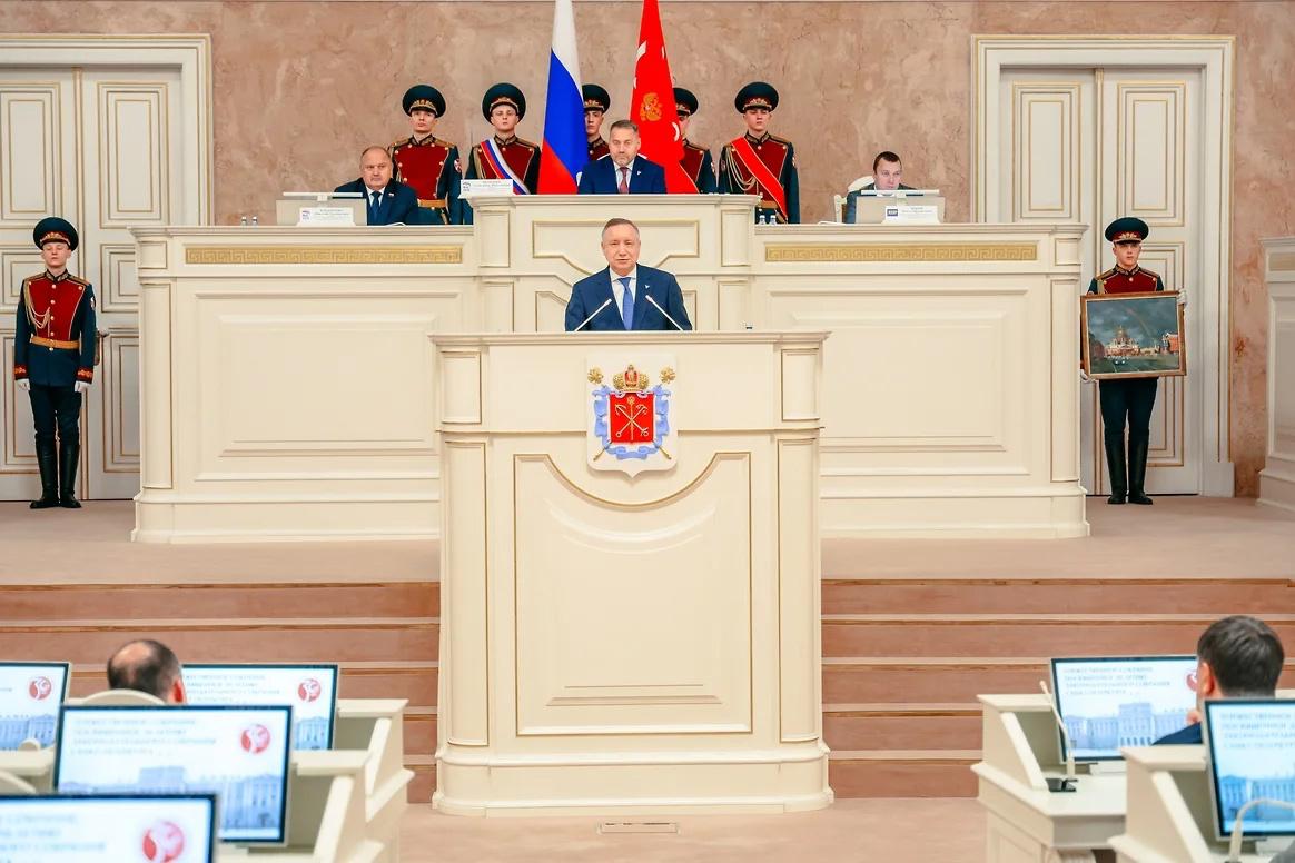 Беглов пообещал 10 новых станций метро к 2030 году Губернатор Петербурга Александр Беглов выступает с ежегодным отчётом перед депутатами Законодательного собрания 14 мая. Одним из ключевых заявлений стало обещание открыть в городе 10 новых станций метро к 2030 году. Другие заявления: В графике идёт строительство линии скоростного трамвая "Купчино – Шушары – Славянка". Первая очередь должна заработать в 2025 году, а завершение проекта запланировано на 2026 год. Реализация проекта "Остров фортов" выходит на финальную стадию. Петербургу необходимо выйти на уровень доходов 2 трлн рублей к 2030 году. Средняя начисленная зарплата в городе в 2024 году превысила 108 тысяч рублей. Широтная магистраль скоростного движения — ключевой объект транспортного каркаса города. При этом главный приоритет развития Петербурга — мегапроекты, в том числе высокоскоростная железнодорожная магистраль Петербург — Москва и курорт "Санкт-Петербург Марина". Рабочее движение на Большом Смоленском мосту откроют до конца 2027 года. В целом, в ближайшие годы откроются пять новых мостов через Неву. До 2030 года отремонтируют 14 станций метро и построят 10 новых. Пресс-служба Смольного