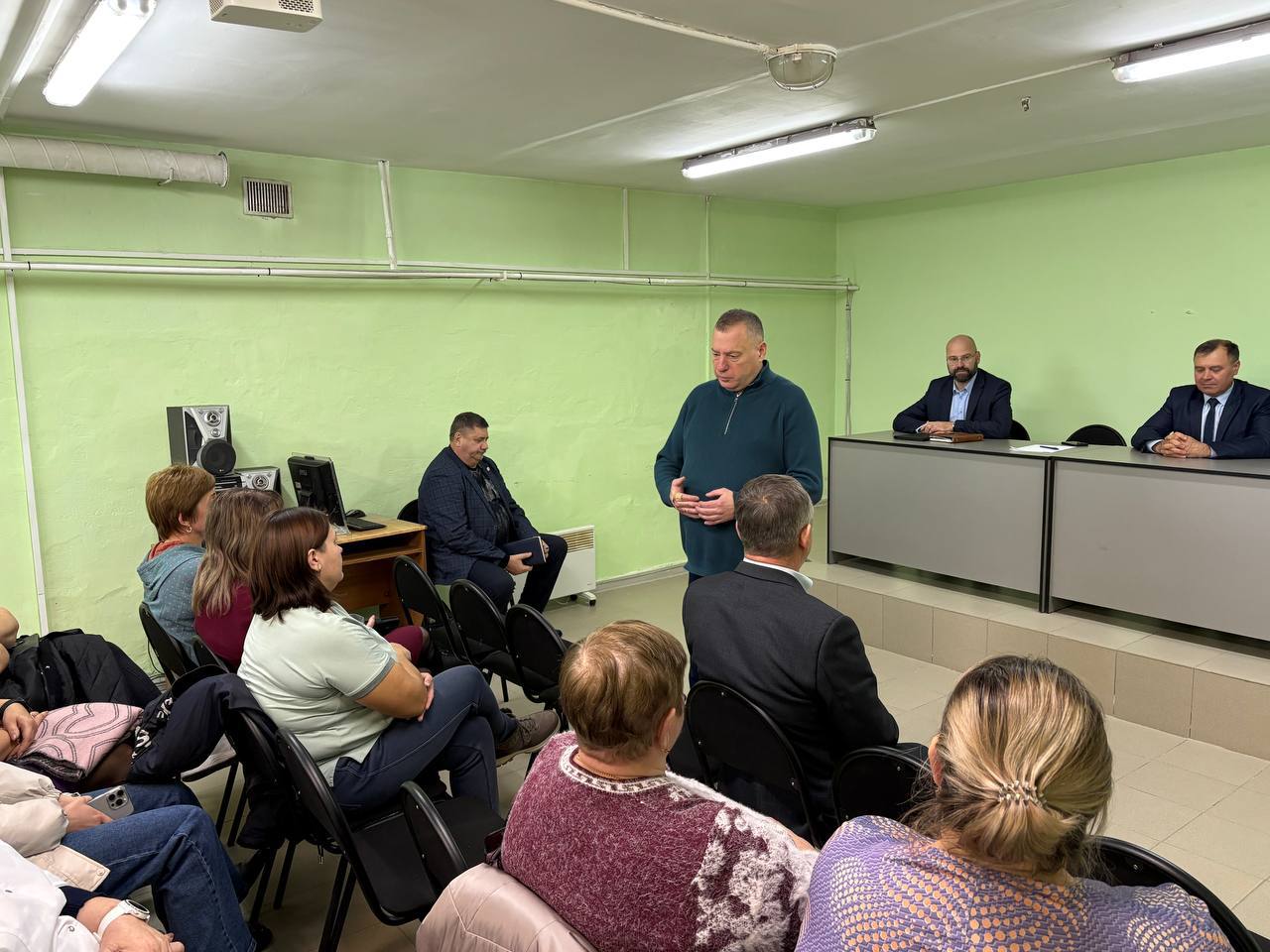 В рамках региональной недели депутат ГосДумы Юрий Швыткин отправился в Манско Уярский муниципальный округ и взял с собой руководителя министерства здравоохранения Красноярского края Алексея Коноваленко В ходе поездки Юрий Николаевич и Алексей Николаевич встретились с медицинским персоналом Партизанской районной больницы с целью разъяснения всех нюансов стартовавшей в нашем крае реформы системы здравоохранения В ходе встречи были озвучены конкретные предложения направленные на улучшение работы Партизанской районной больницы Обсуждались вопросы оптимизации маршрутизации пациентов обновления медицинского оборудования и расширения спектра оказываемых услуг Открытый диалог залог успешной реализации реформы здравоохранения в нашем крае подчеркнул по итогам мероприятия народный депутат Швыткин Оказывается есть возможности и для открытого диалога и для обсуждения проблемных вопросов в режиме глаза в глаза надо было сразу Юрия Николаевича звать Без него даже реформа здравоохранения в территориях нашего региона не движется NeNASHI